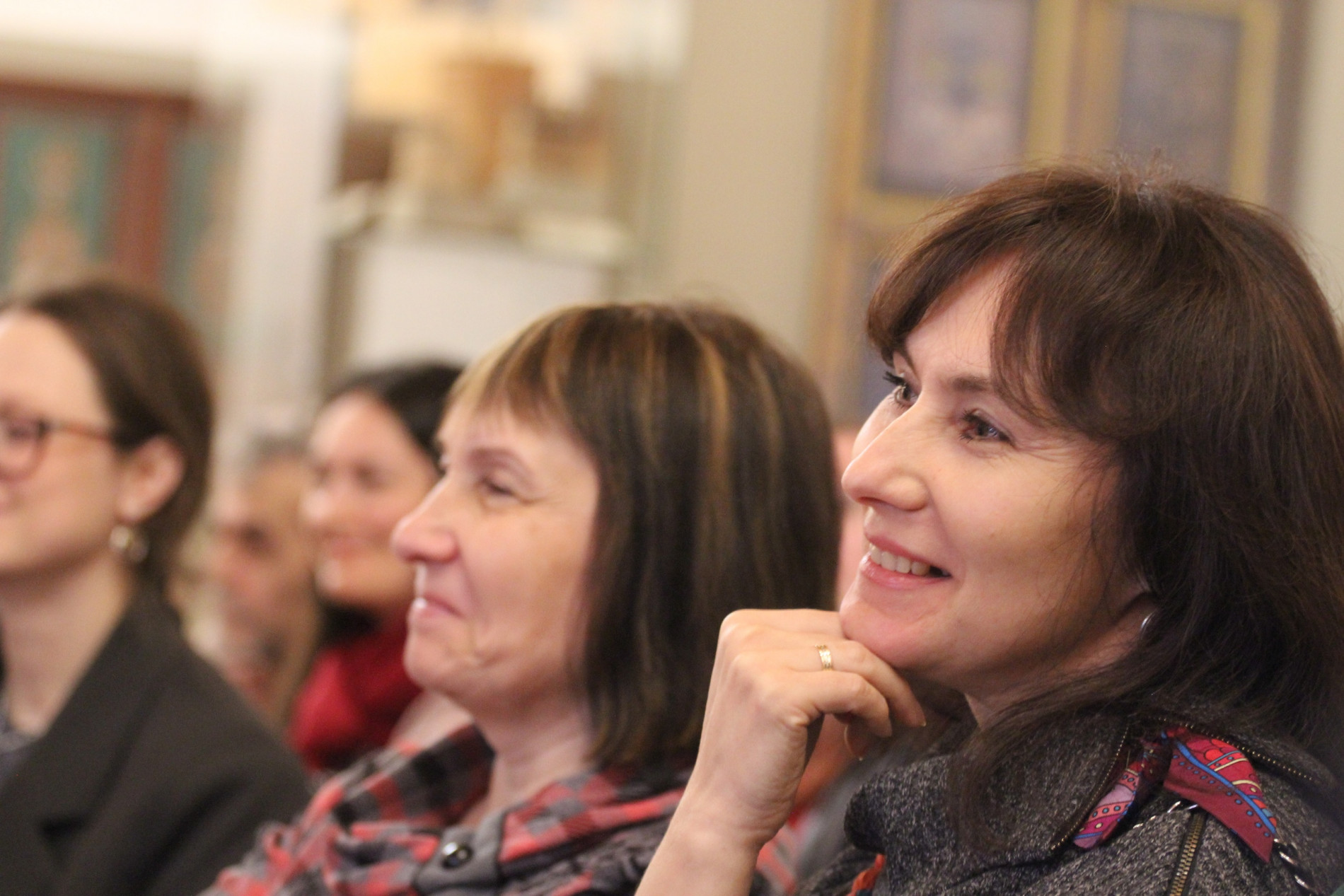 Собравшиеся тепло приветствовали выступающих, не скупились на аплодисменты.